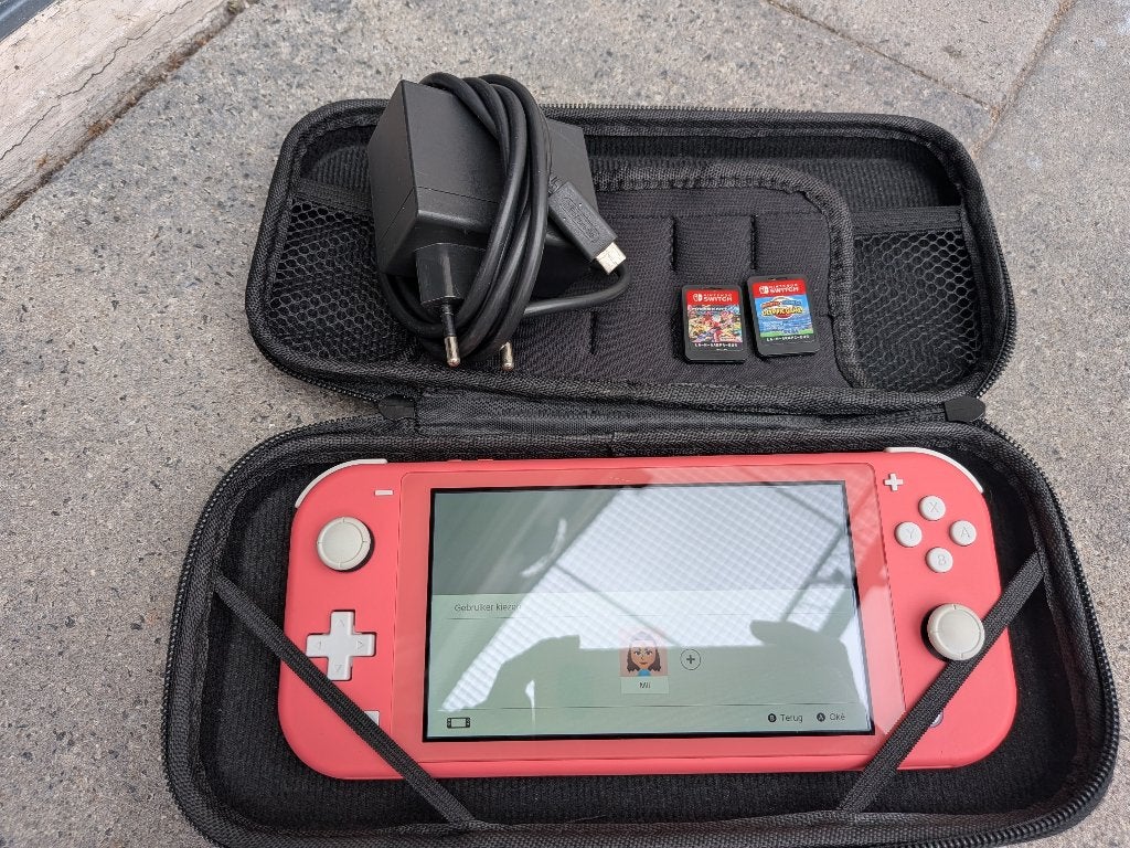 Zgan Nintendo Switch Lite incl spellen, lader en hoes, Ophalen of Verzenden, Roze of Coral, Zo goed als nieuw, Met beschermhoes of tas