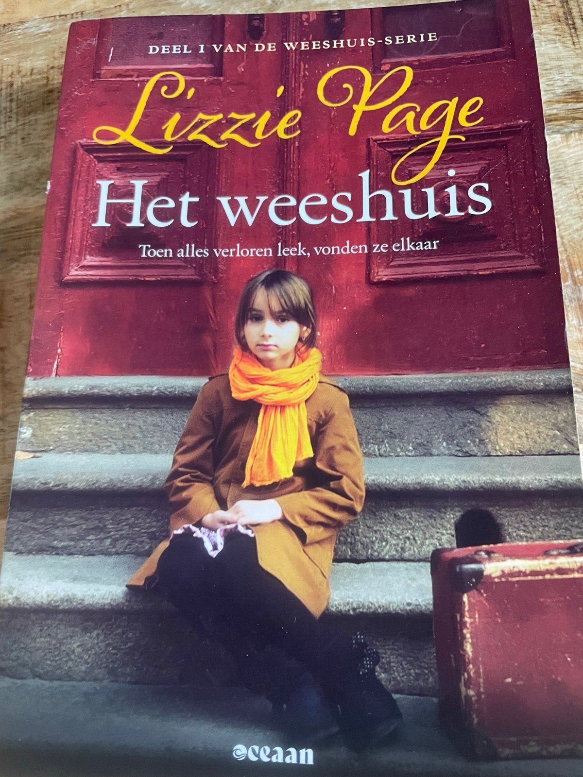 Lizzie Page - Het weeshuis (Deel 1 van de weeshuis-serie), Ophalen of Verzenden, Zo goed als nieuw, Europa overig