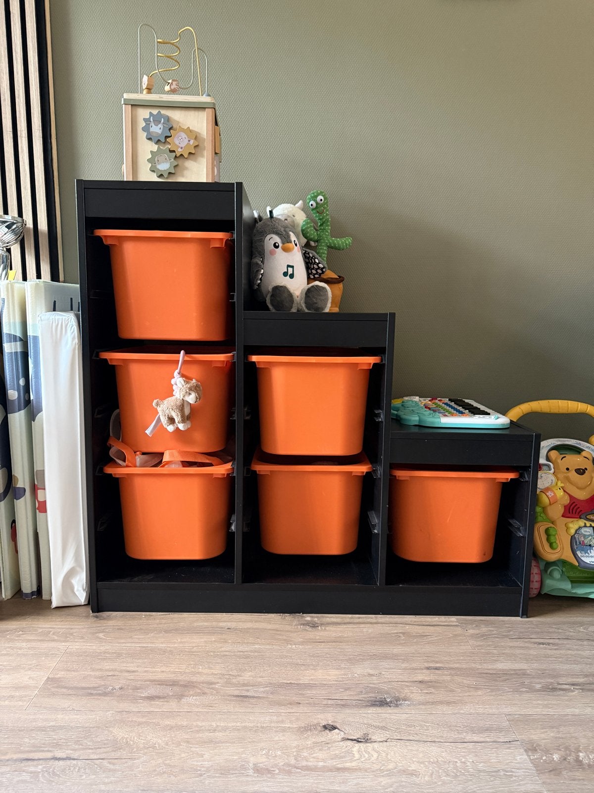 IKEA Trofast kast zwart met oranje bakken, Ophalen, Gebruikt, 100 tot 150 cm, 50 tot 100 cm