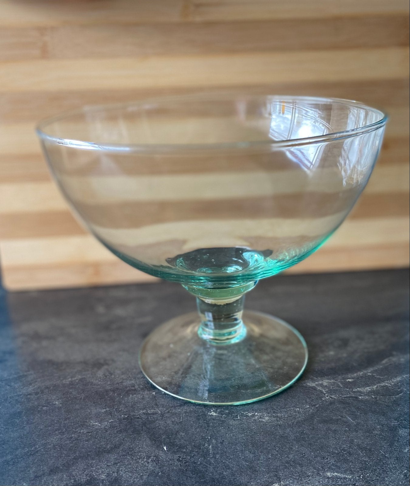 Glazen schaal op voet - Groen getint zgan, Schaal, Ophalen of Verzenden, Ovaal, Glas