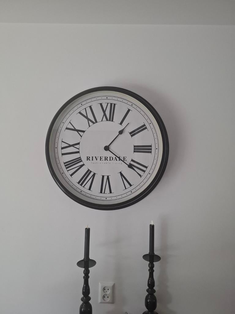 Riverdale Wandklok 60cm - Zwart/Wit met Romeinse Cijfers, Ophalen, Zo goed als nieuw, Analoog, Wandklok