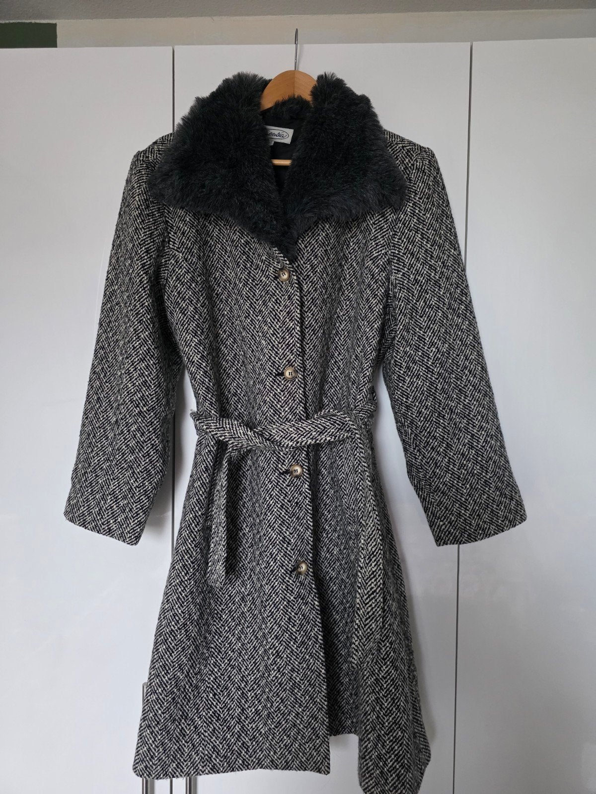Stijlvolle winterjas met bontkraag - Maat 42, Zwart, Maat 42/44 (L), Zo goed als nieuw, Sensia