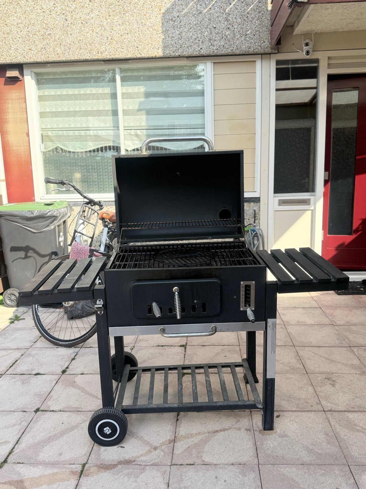 Tarrington House Houtskoolbarbecue met zijtafels, Ophalen, Gebruikt