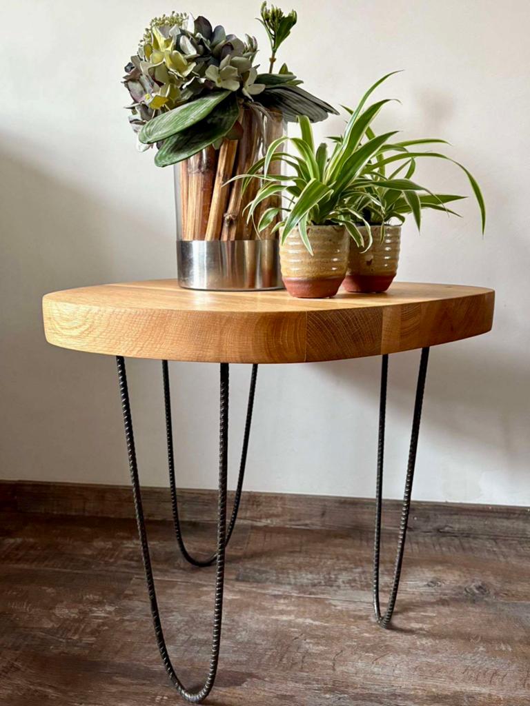 Unieke houten bijzettafel met metalen hairpin poten, Huis en Inrichting, Tafels | Bijzettafels, Zo goed als nieuw, Overige vormen