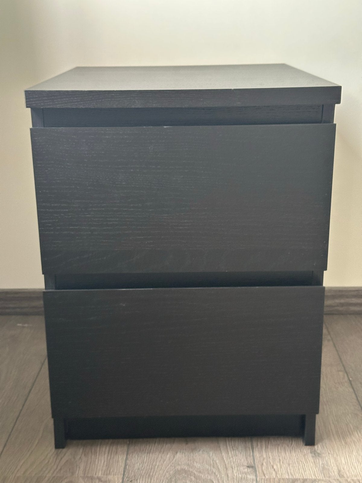 Zwart nachtkastje met twee lades, Huis en Inrichting, Ophalen, Gebruikt, 55 tot 70 cm, 45 tot 65 cm