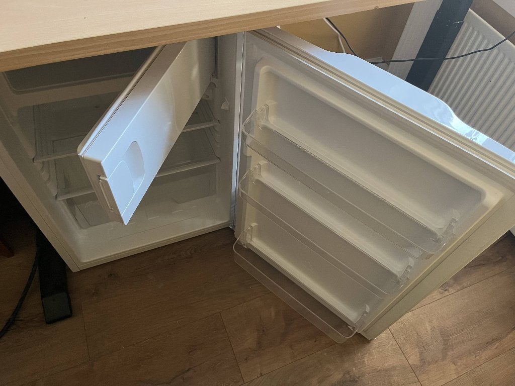 Mini fridge with freezer compartment, like new, Witgoed en Apparatuur, Ophalen, Minder dan 85 cm, Met vriesvak, Minder dan 75 liter