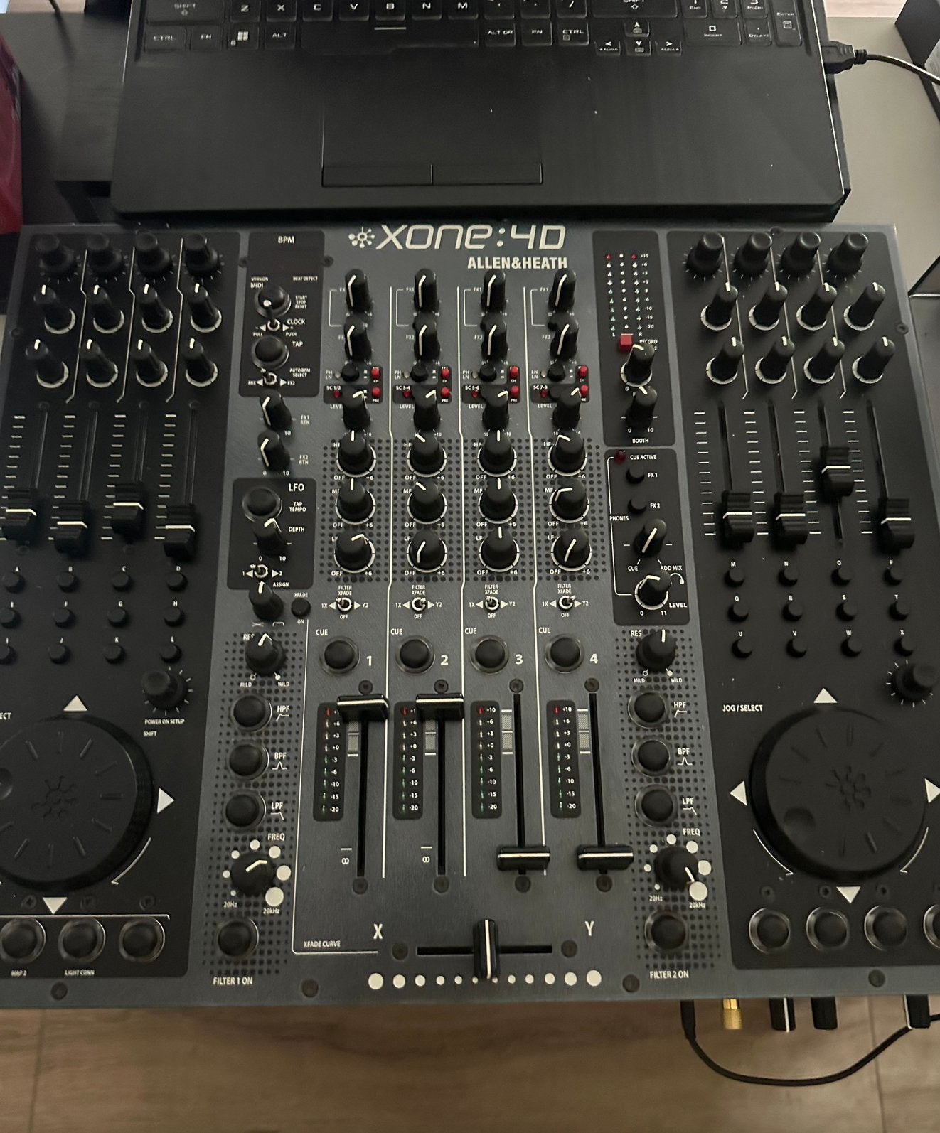 Allen & heath xone 4d, Muziek en Instrumenten, Ophalen of Verzenden, Zo goed als nieuw, Minder dan 5 kanalen, Microfooningang