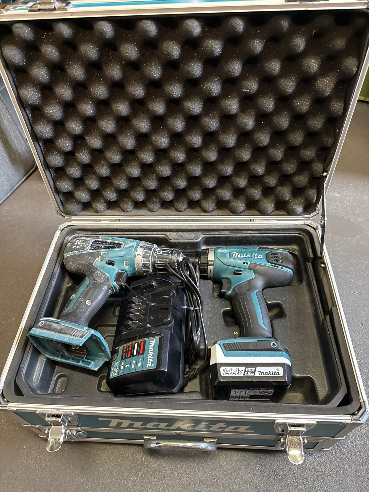 2 Makita boormachines met goede accu in koffer, Doe-het-zelf en Verbouw, Ophalen of Verzenden, Gebruikt, Boor- en Schroefmachine