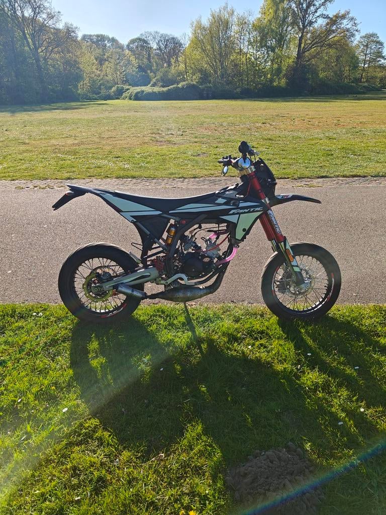 Fantic xm 50 competition 2022 80cc schakelbrommer, Fietsen en Brommers, Brommers | Crossbrommers, 6 versnellingen, Zo goed als nieuw