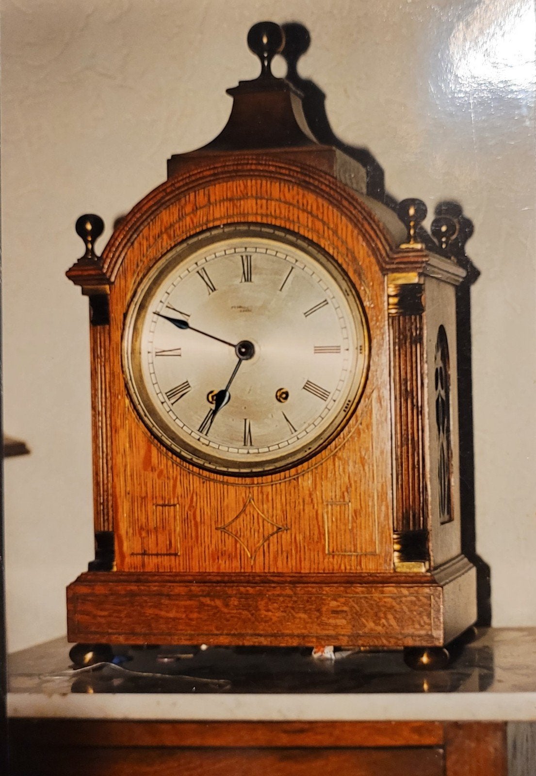 Antieke houten tafelklok met Romeinse cijfers, Antiek en Kunst, Ophalen of Verzenden