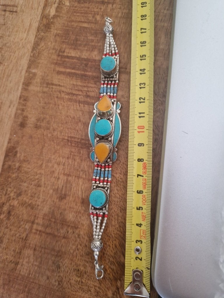 Tibetaanse armband met turquoise en barnstenen.