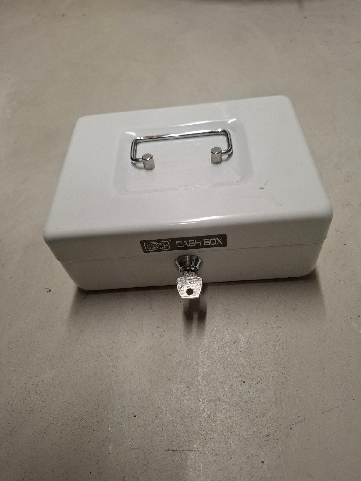 Geldkistje met sleutel - Wit metalen cash box, Ophalen, Minder dan 50 cm, Minder dan 50 cm, Zo goed als nieuw