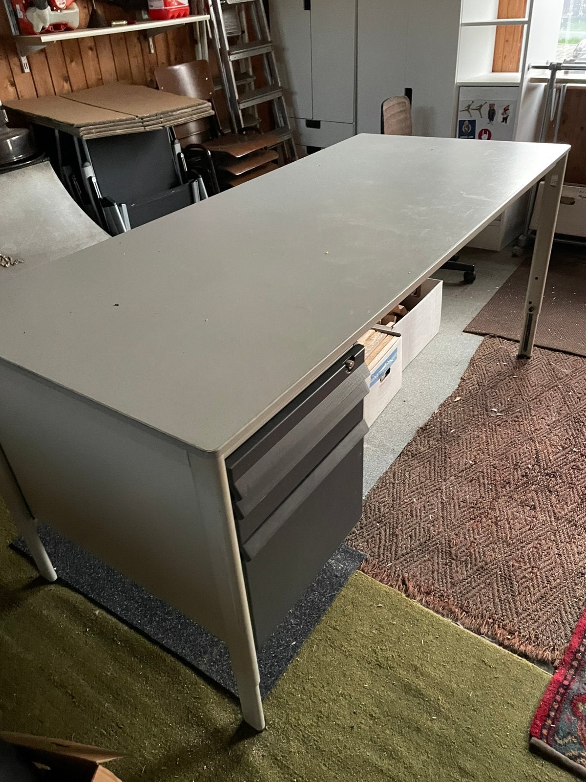 Vintage industrieel ijzeren bureau merk Ahrend zie tekst, Ophalen, In hoogte verstelbaar, Zo goed als nieuw