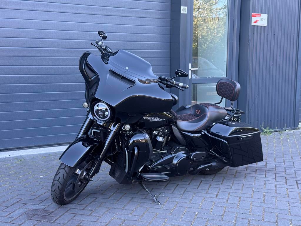 Harley-Davidson Street Glide Special 107 M8 2017 BLACKED OUT, Motoren, 2 cilinders, Occasion, 1745 cc, LED Verlichting