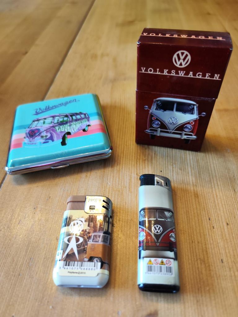 2 aanstekers en 2 sigaretten doosjes, Ophalen, Auto