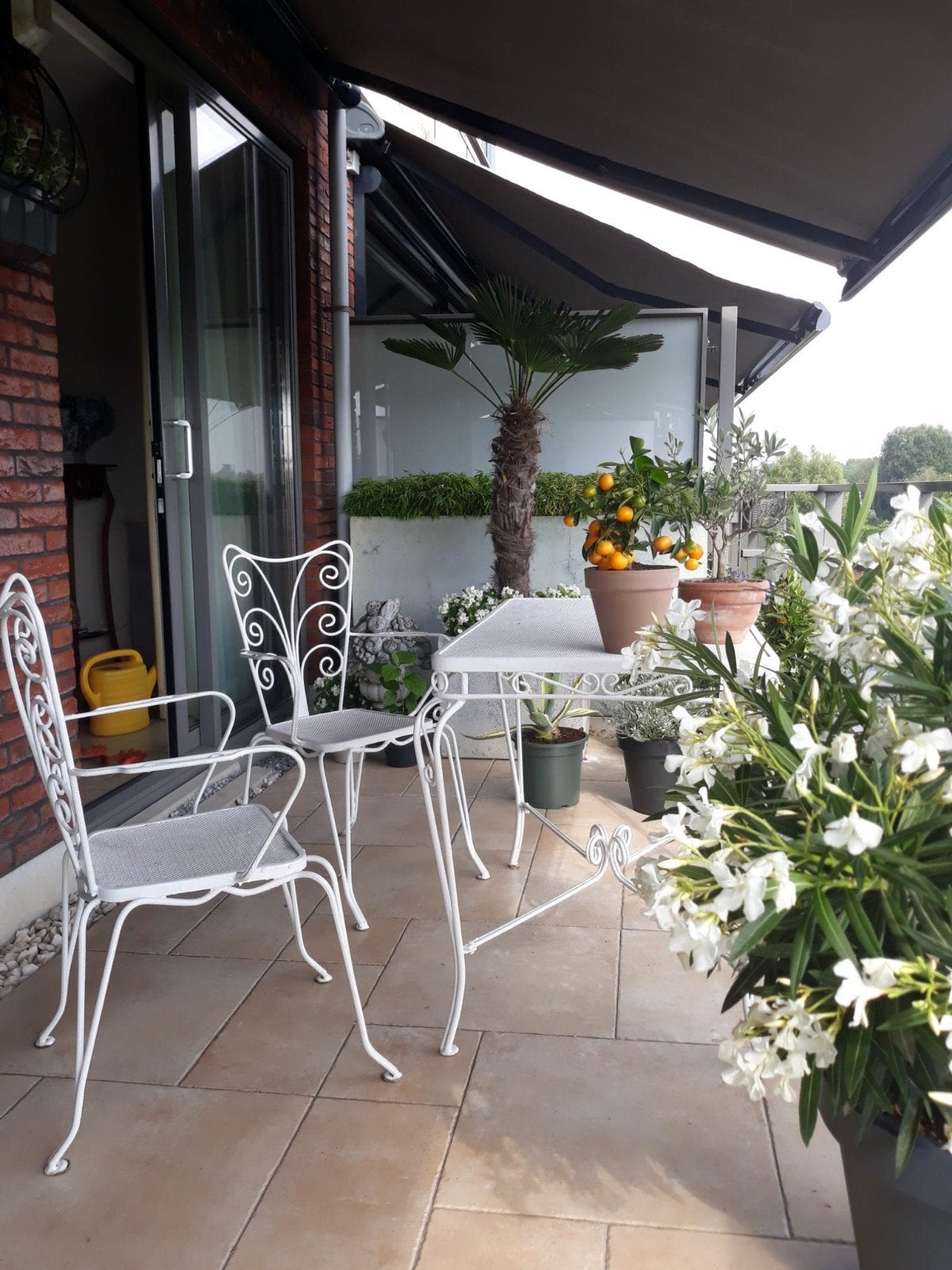 Vintage Italiaanse jaren '60 wit metalen tafel en 2 stoelen, Overige materialen, Gebruikt, Tuinset, Eettafel