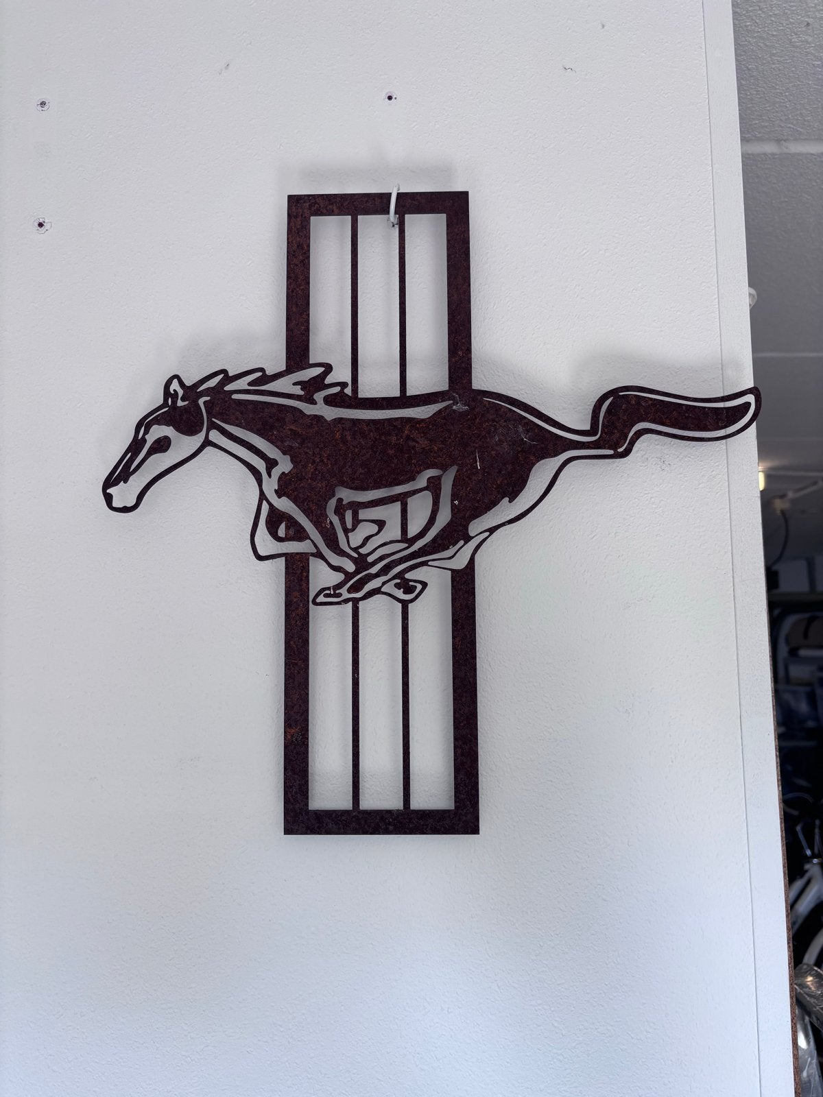 Ford Mustang embleem - Wanddecoratie, Gebruikt, Ophalen of Verzenden, Metaal, Bruin
