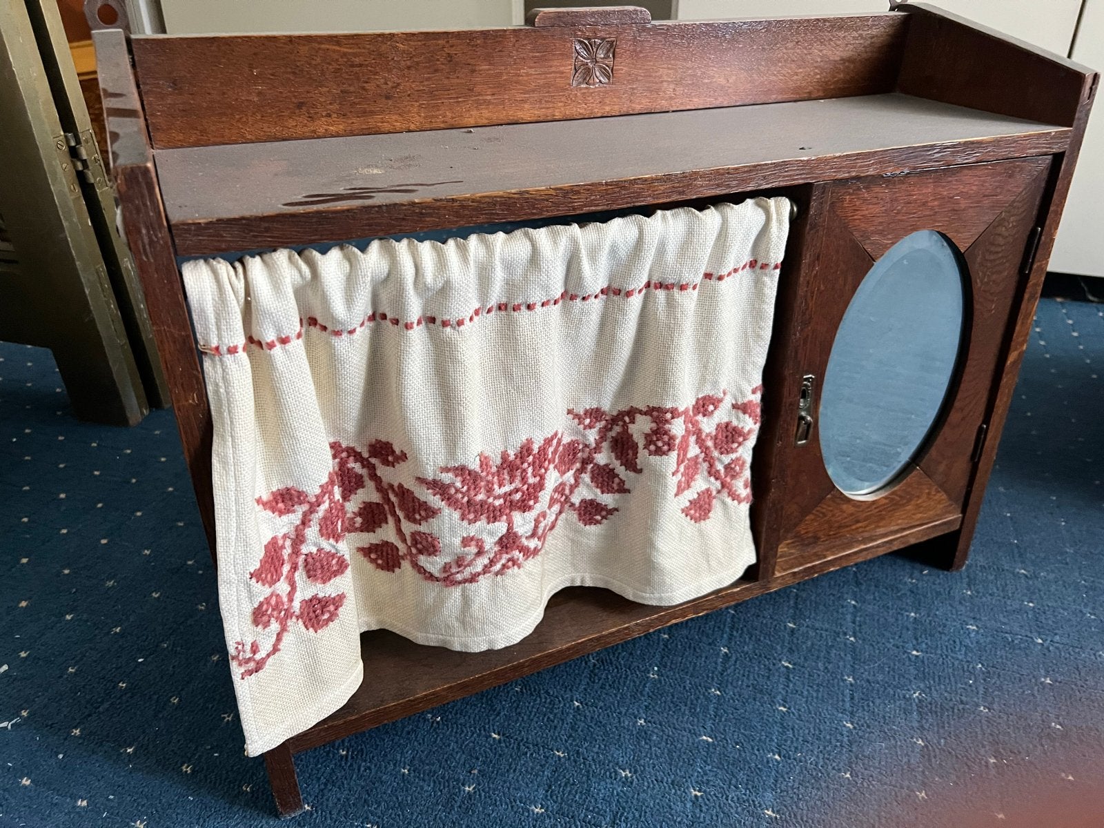 Antieke houten kast met spiegel en gordijn, Ophalen