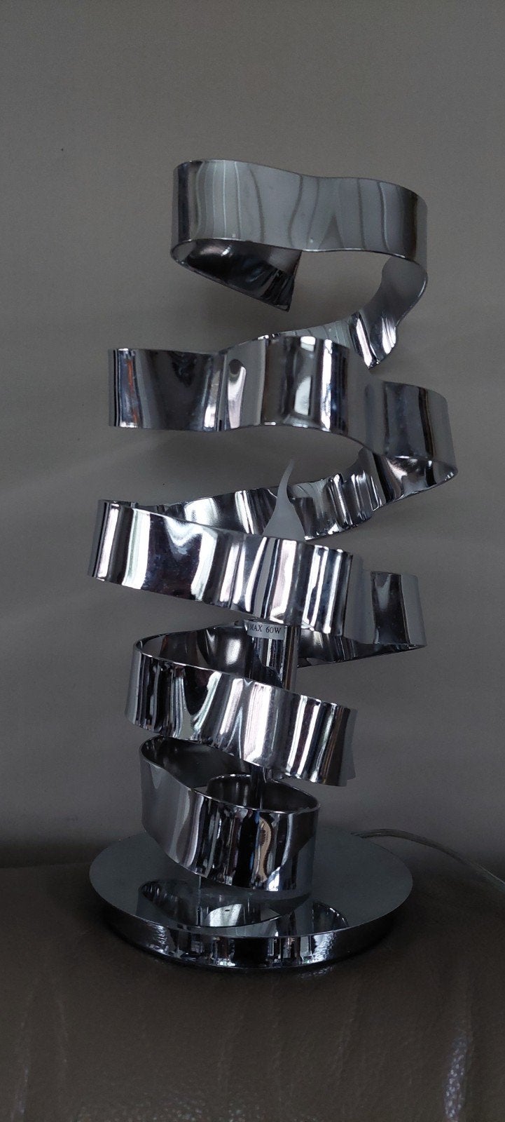Chromen spiraal lamp 40 cm hoog besselink tafellamp, Huis en Inrichting, Lampen | Tafellampen, Ophalen of Verzenden, Zo goed als nieuw