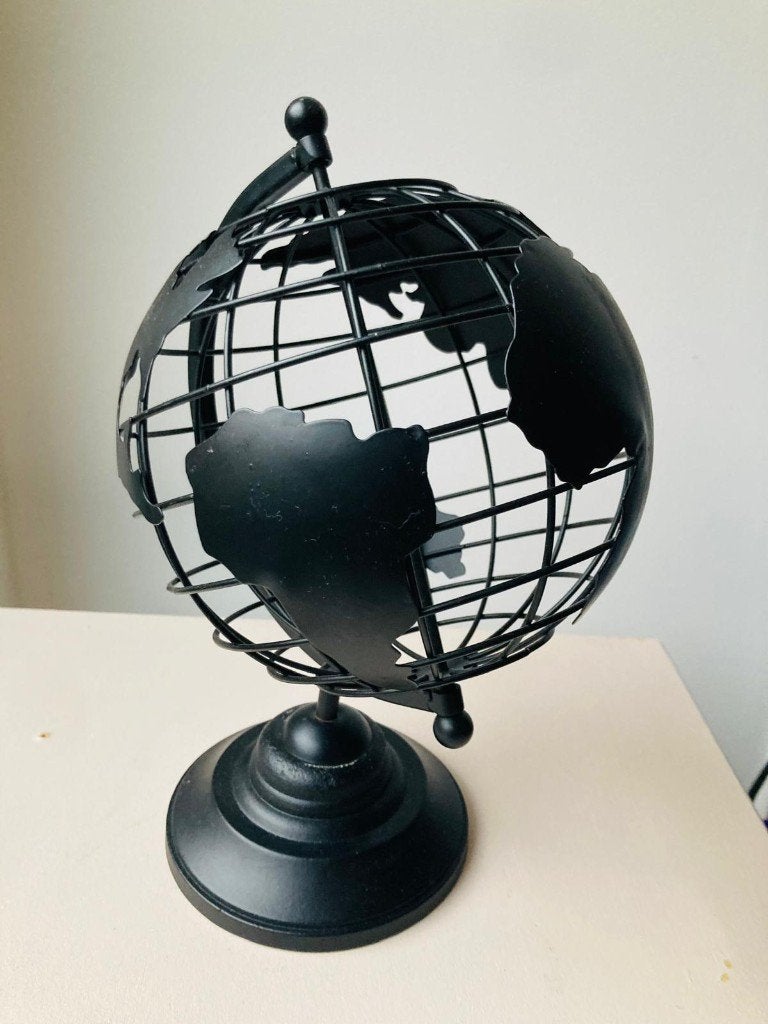 Metalen wereldbol decoratie zwart op standaard, Ophalen of Verzenden, Gebruikt, Metaal, Staatkundige wereldbol