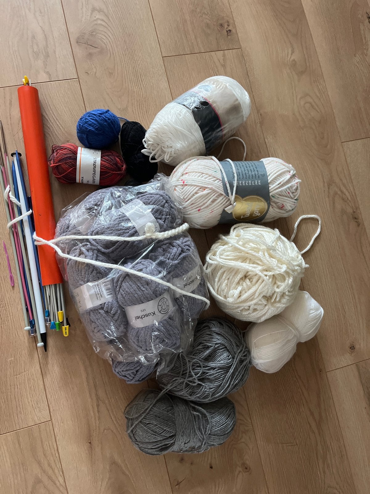 Groot pakket garen en breinaalden, Hobby en Vrije tijd, Breien en Haken, Ophalen, Gebruikt, Breien of Haken, Wol of Garen