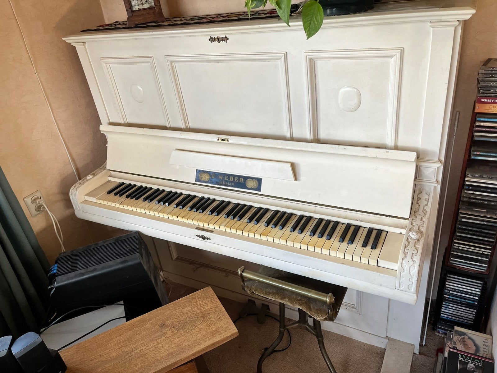 Gratis af te halen: Piano (wegens verhuizing), Ophalen, Gebruikt, Wit, Piano