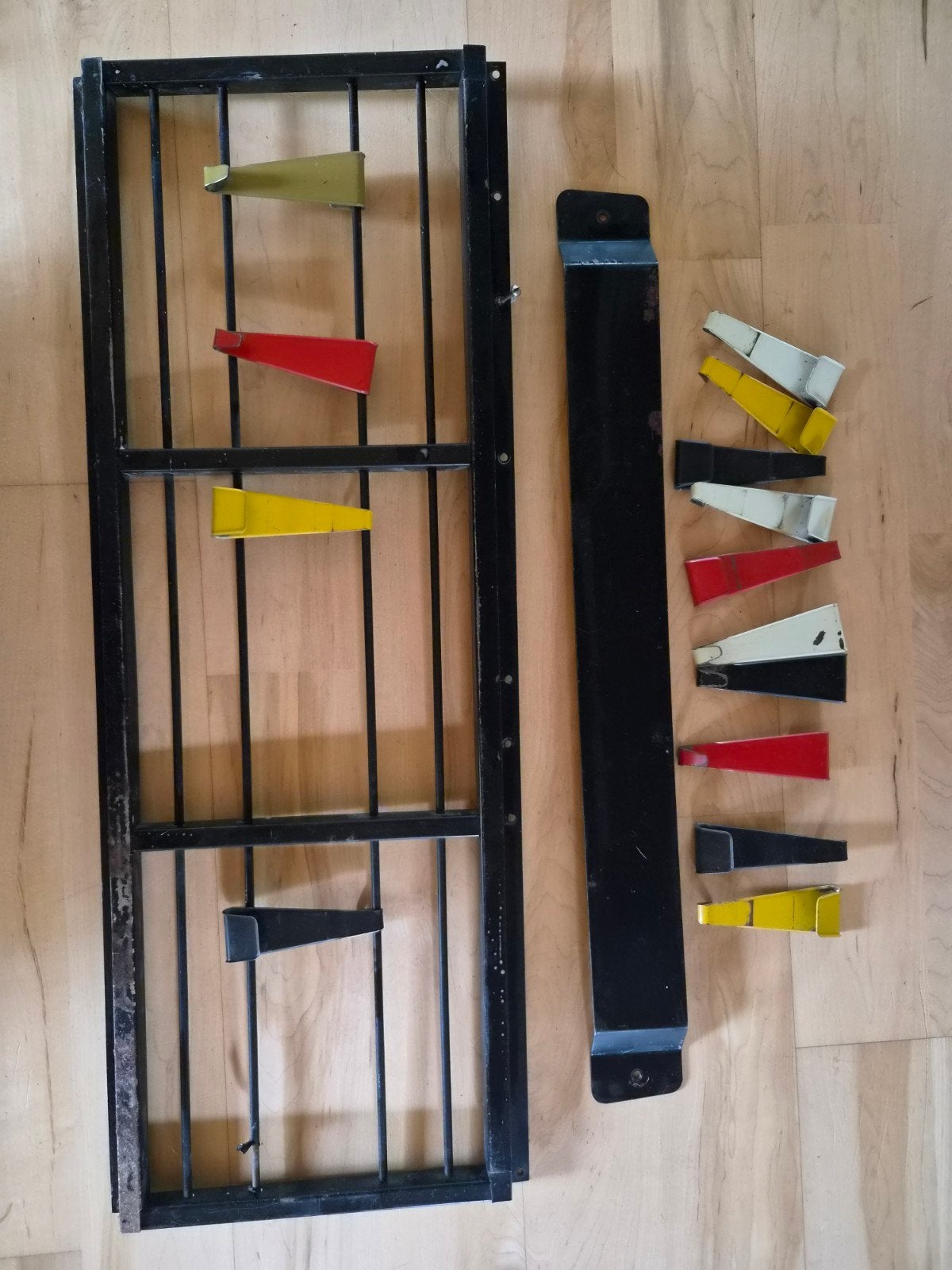 Vintage Tomado wandrek / kapstok met gekleurde haken, Gebruikt, Minder dan 100 cm, Metaal, Ophalen