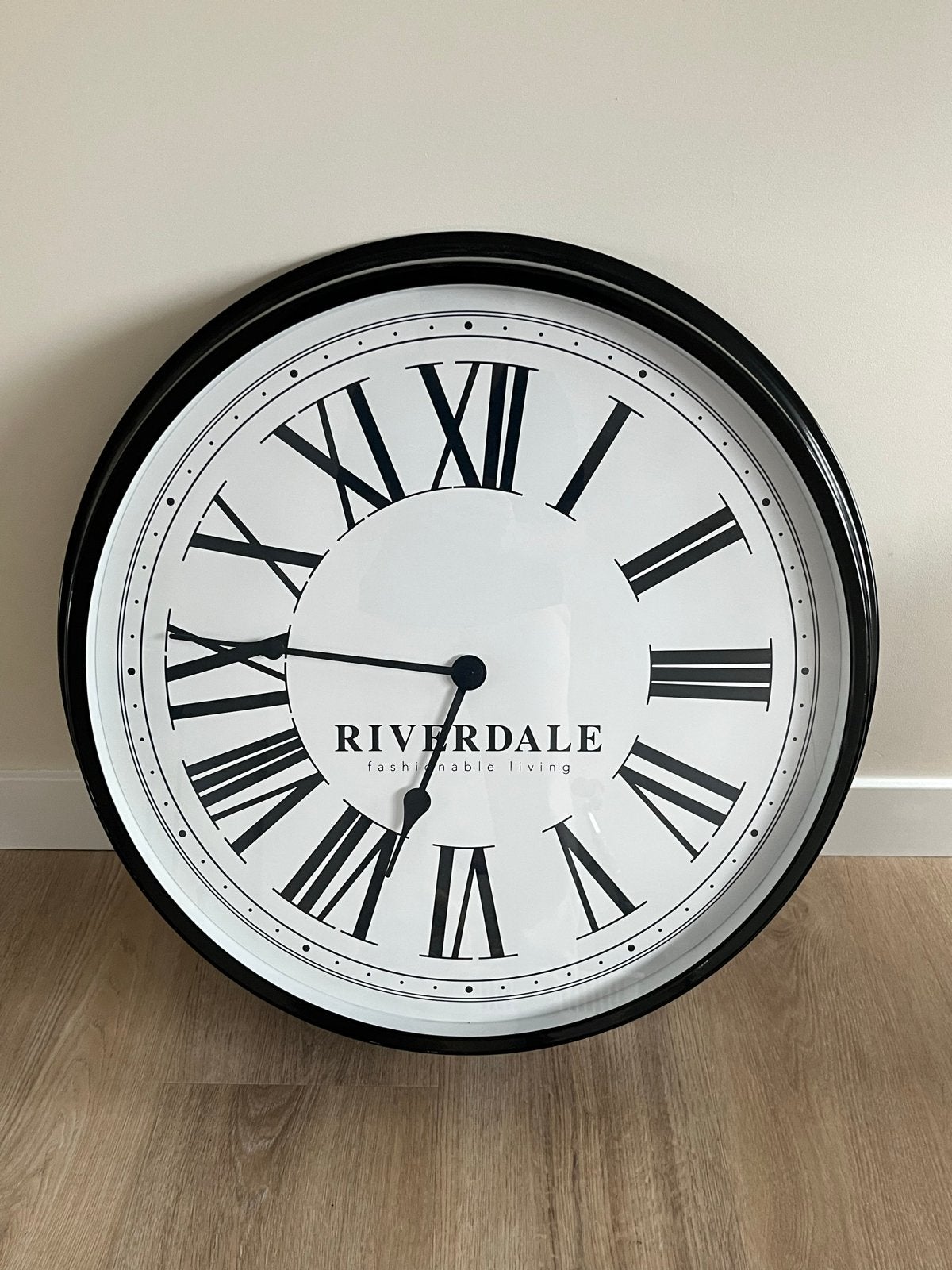 Grote Riverdale Wandklok Zwart/Wit - Klassiek Design, Ophalen, Analoog, Werkt op batterijen, Zo goed als nieuw