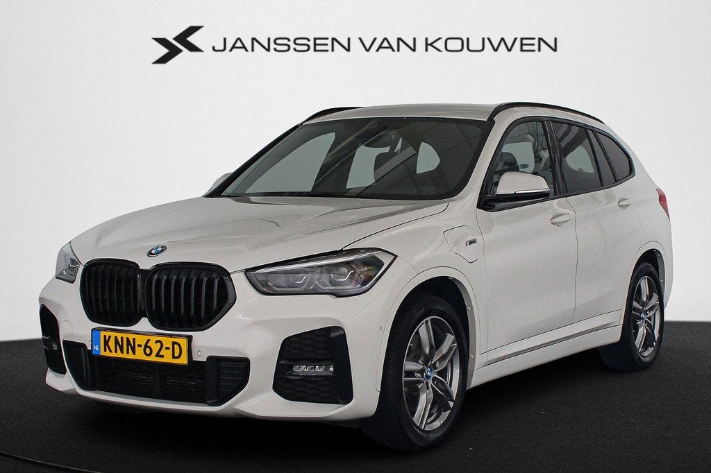 BMW X1 xDrive25e M Sport Sportstoelen Stoelverwarming Apple, Auto's, BMW, Gebruikt, Leder en Stof, Wit, Plug-in hybride