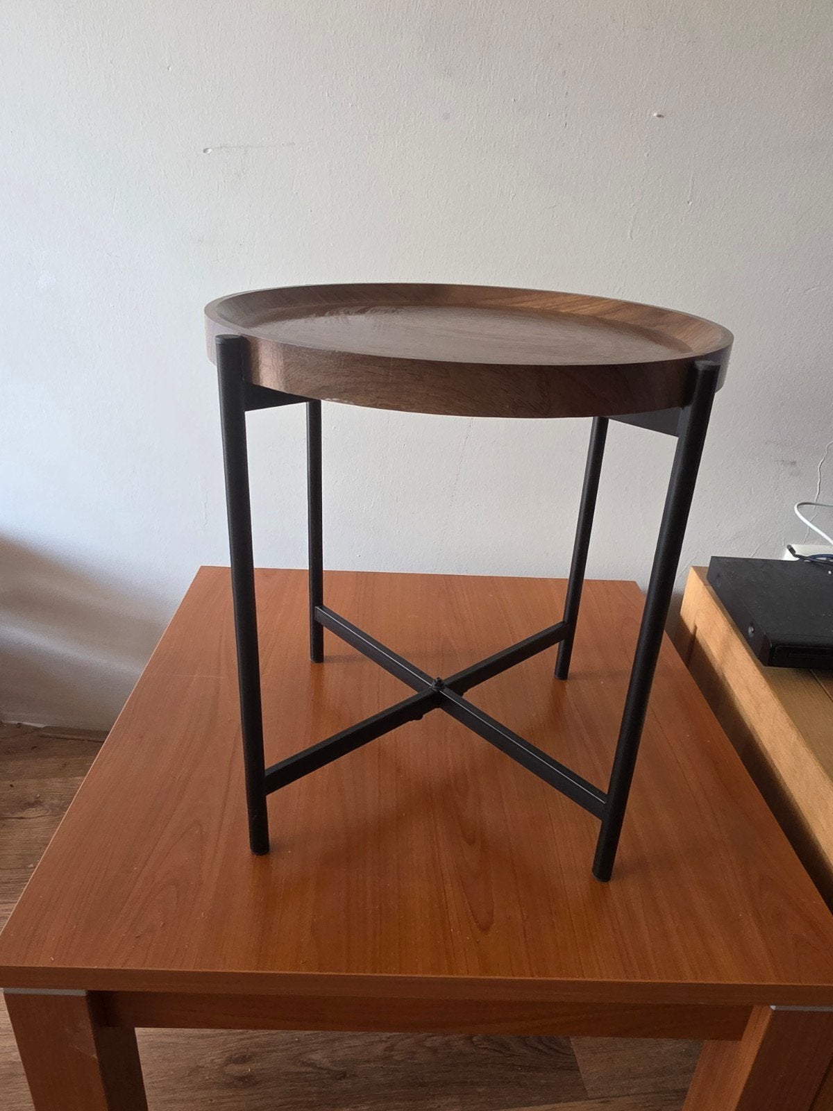 Stijlvolle bijzettafel met houten blad-perfect voor elk hui, Minder dan 55 cm, Modern, Industrieel, Rond, Zo goed als nieuw
