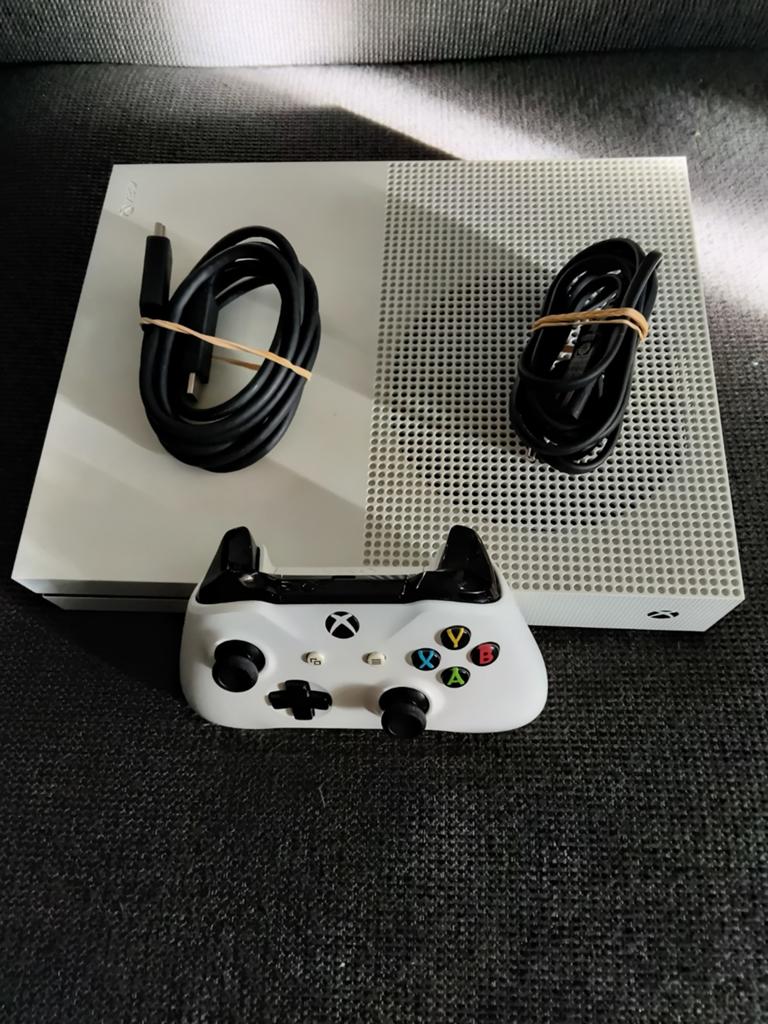 Xbox One S 1TB met refurbished controller en kabels + games, Spelcomputers en Games, Spelcomputers | Xbox One, Ophalen of Verzenden