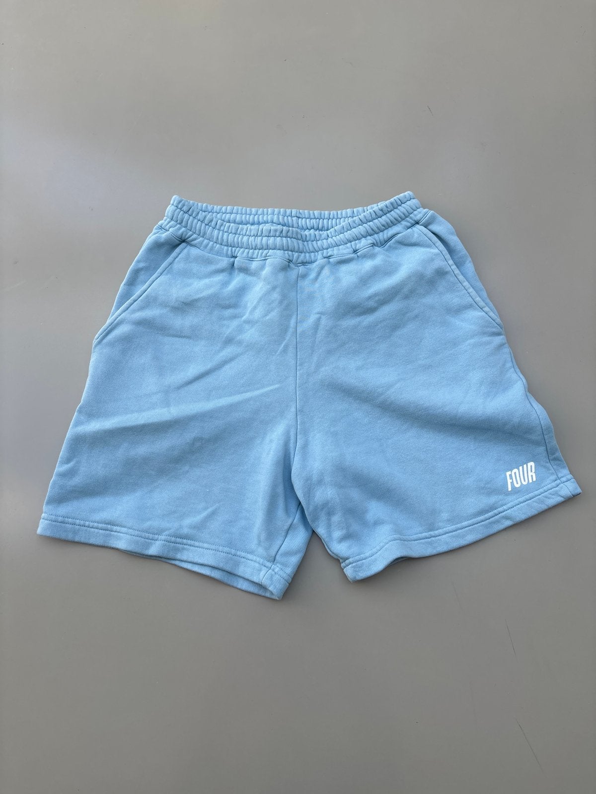 FOUR Jogging Short Lichtblauw Maat S, Kort, Blauw, Ophalen of Verzenden, Zo goed als nieuw