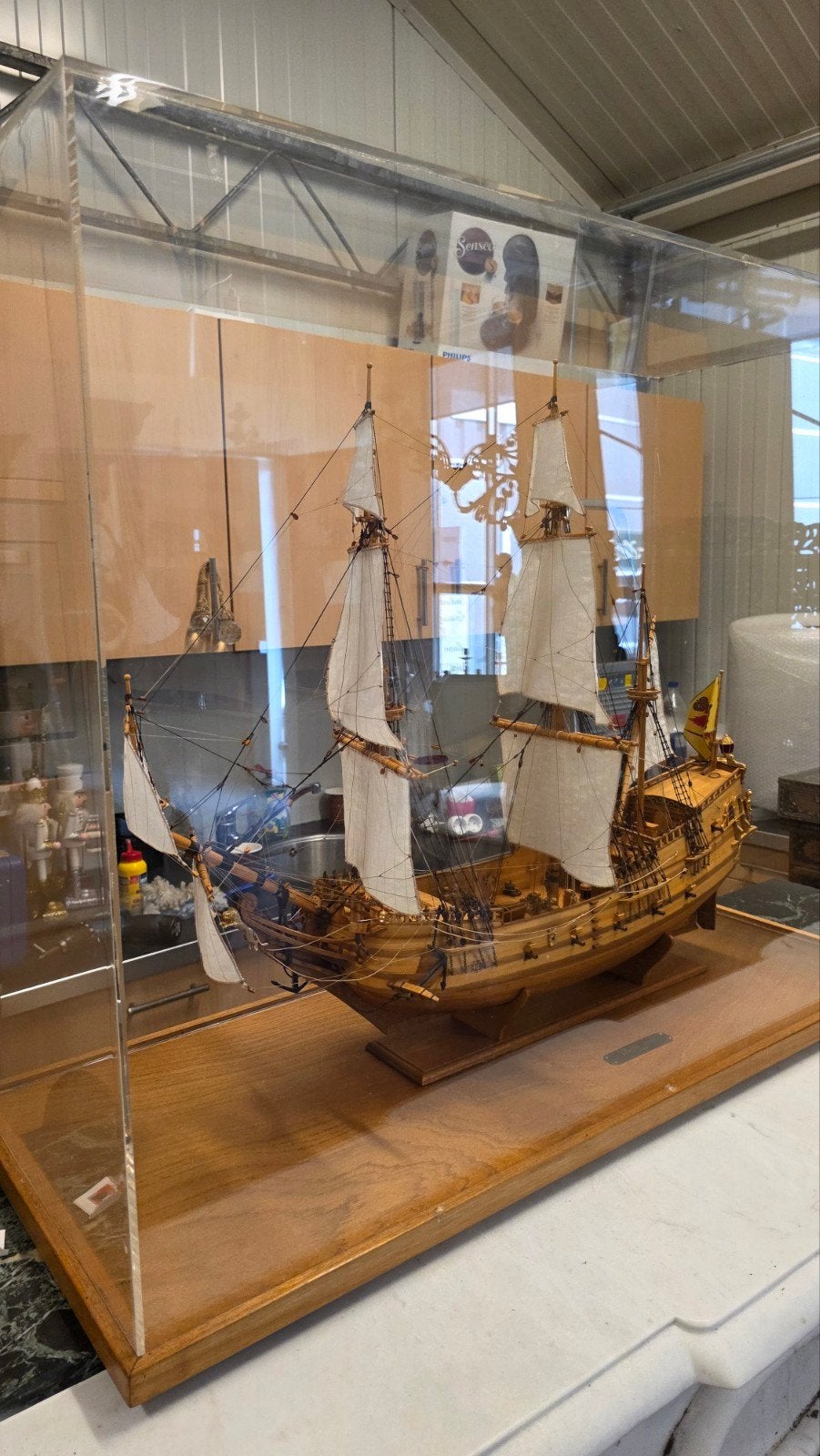 Zeer groot modelschip in kast, Ophalen