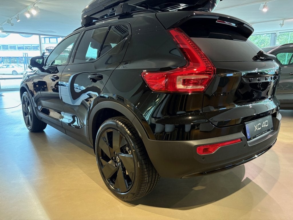 Volvo XC40 B4 Plus Black Edition | NIEUW | Schuif/-kanteldak, Auto's, Automaat, Zwart, 4 cilinders, 1969 cc
