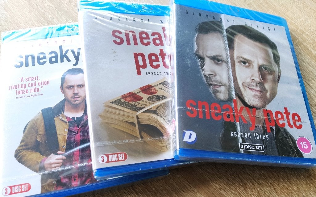 Sneaky Pete-Complete Serie (3 BLU RAY BOXEN,ENGELSE O.T.!!), Cd's en Dvd's, Blu-ray, Verzenden, Nieuw in verpakking, Tv en Series