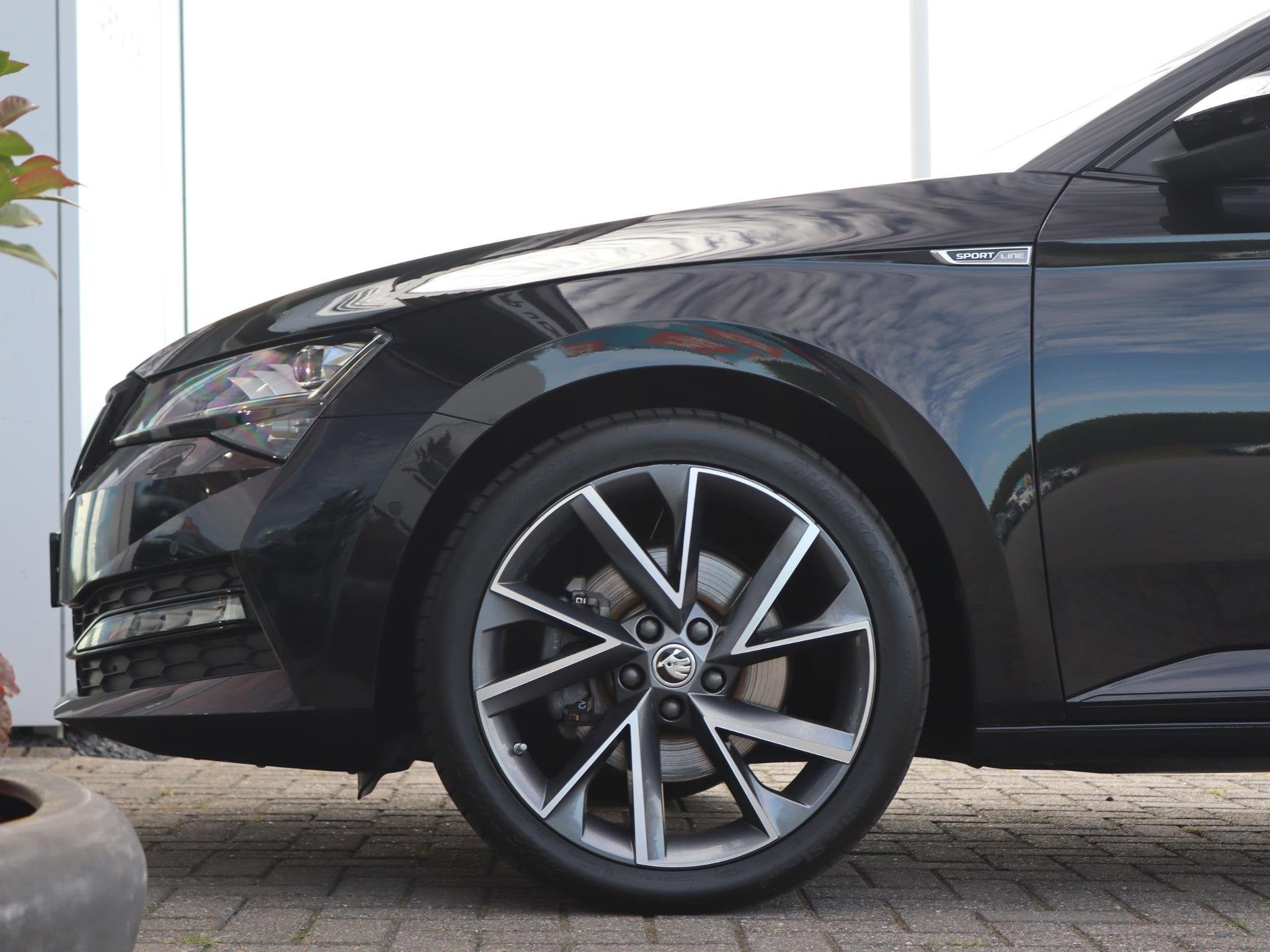 Skoda Superb Combi 1.4 TSI 218 pk DSG iV Sportline Business, Auto's, Skoda, Gebruikt, 4 cilinders, Alcantara, Zwart