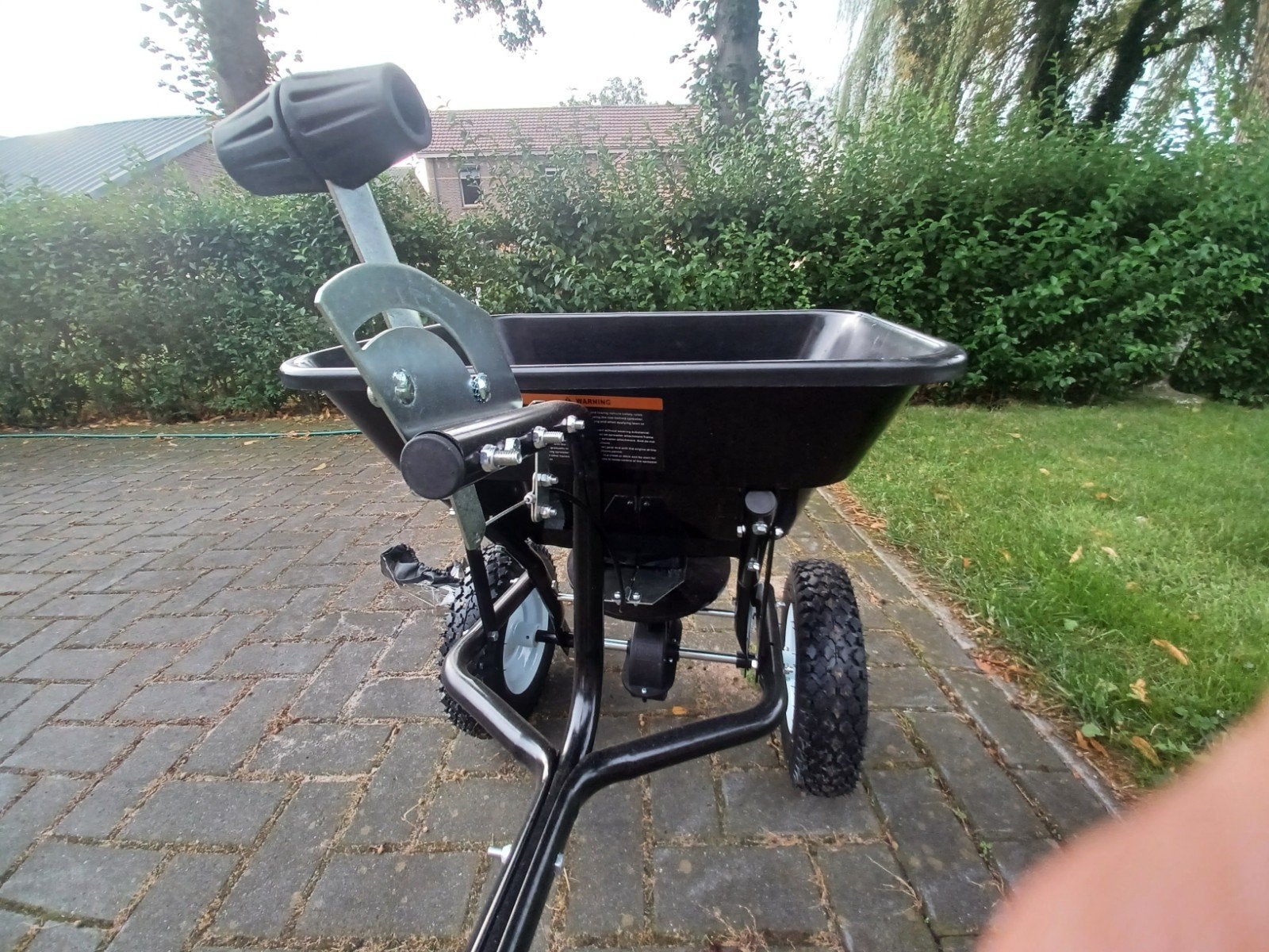 Kunstmest/zout/zand strooier - handmatig of trekker, Ophalen, Zo goed als nieuw