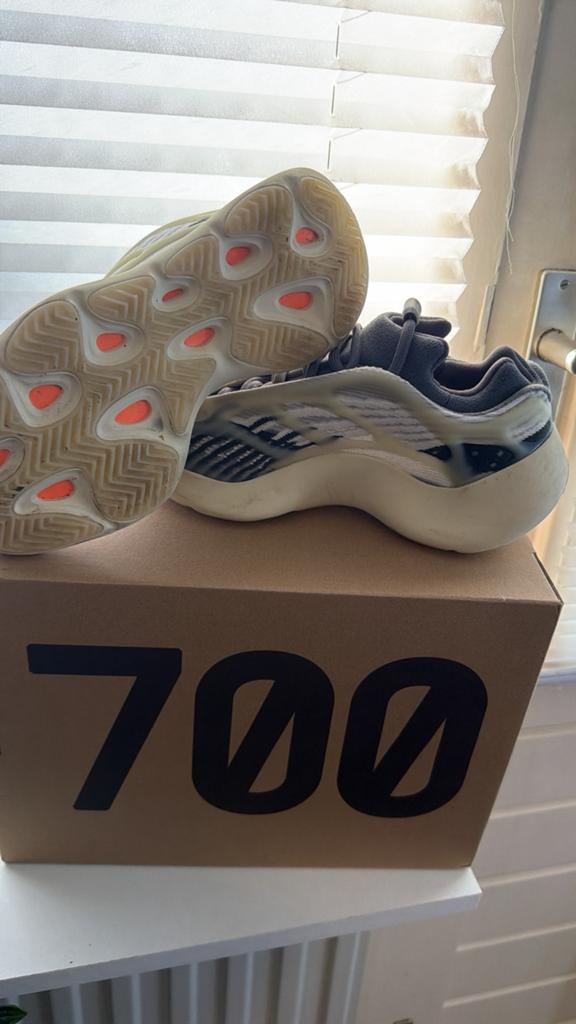 Yeezy 700, Kleding | Heren, Schoenen, Wit, Ophalen of Verzenden, Sneakers of Gympen, Zo goed als nieuw