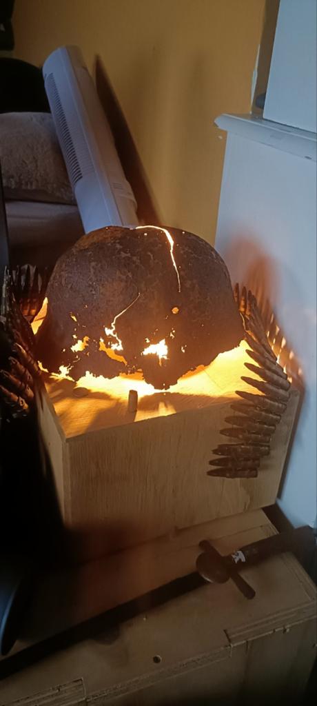 Unieke WO2 helm lamp met kogels en munt, Ophalen of Verzenden