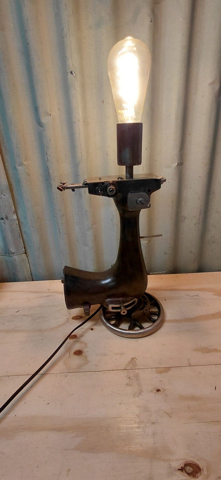 Industriële lamp van oude naaimachine - upcycling, Ophalen, Gebruikt, Metaal, Industrieel