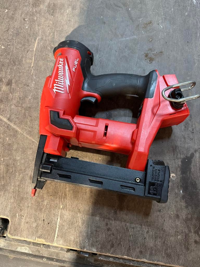 Milwaukee M18 FNCS18GS FUEL tacker - Nieuwstaat, Ophalen, Zo goed als nieuw