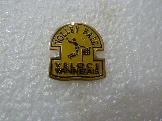 Vintage Volleybal Pin Veloce Vannetais, Ophalen of Verzenden, Gebruikt, Sport, Speldje of Pin