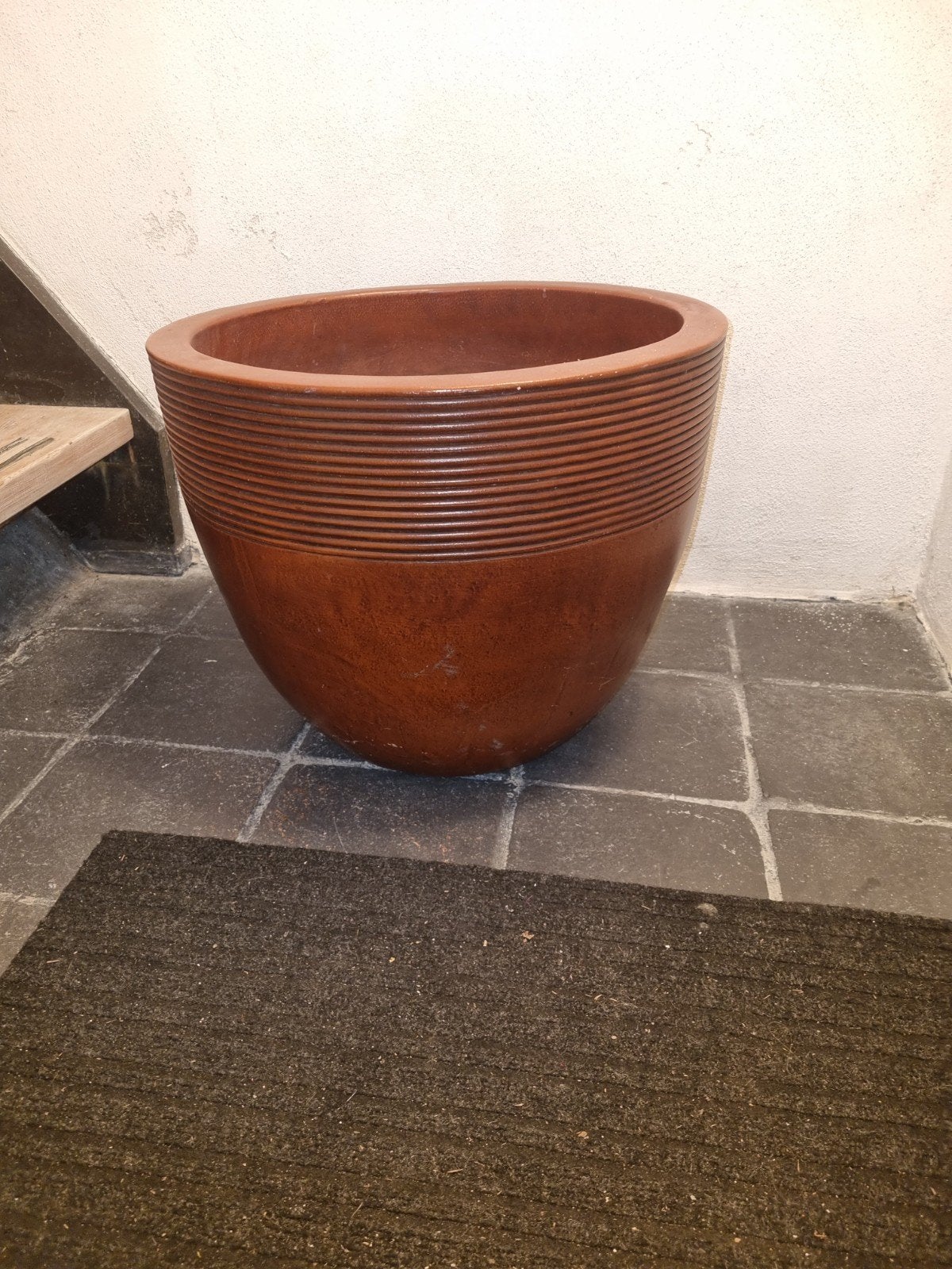 Grote bruine bloempot, 45 cm, met ribbelpatroon, Tuin en Terras, 40 cm of meer, Rond, Ophalen of Verzenden, Zo goed als nieuw