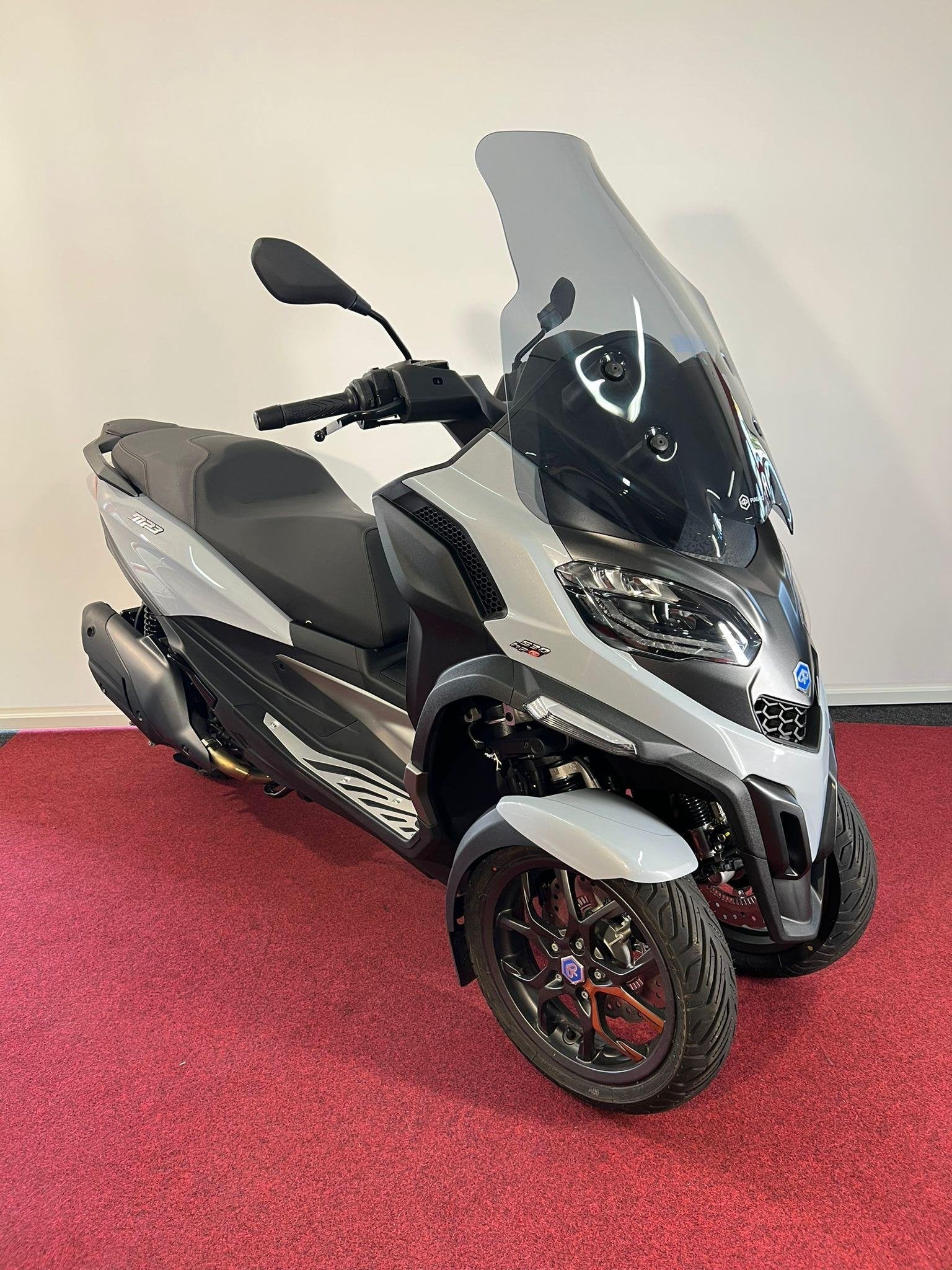Piaggio MP3 530 HPE Exclusive ABS Primeur! NIEUWSTE KLEUR!, Traction Control, Bedrijf, Piaggio Vespa B.V., Minervum 7272
4817 ZM  Breda, NL