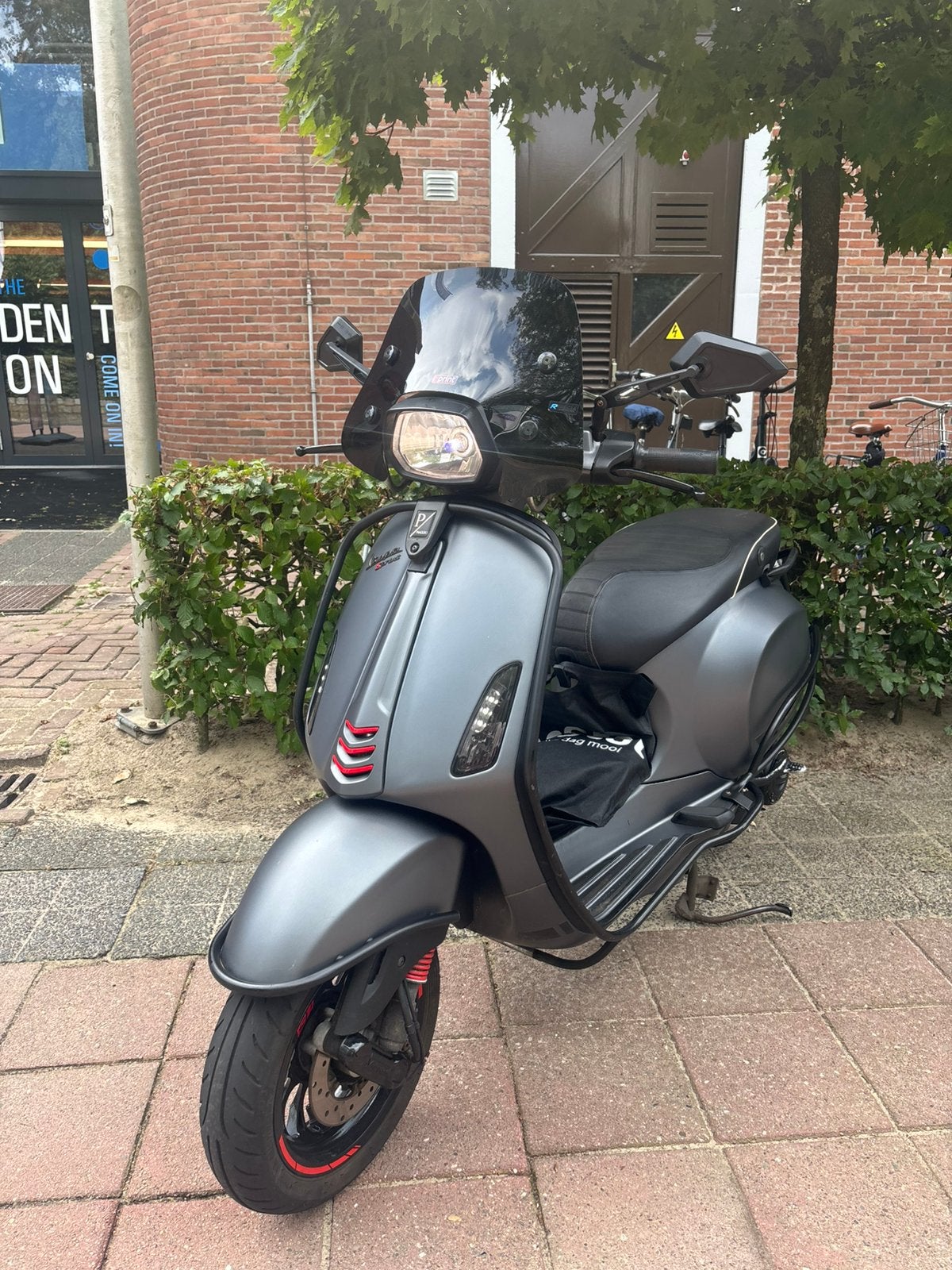 Vespa Sprint 2017 Mat Grijs– Sportieve uitstraling | 70 km/u, Fietsen en Brommers, Scooters | Vespa, Ophalen, Zo goed als nieuw