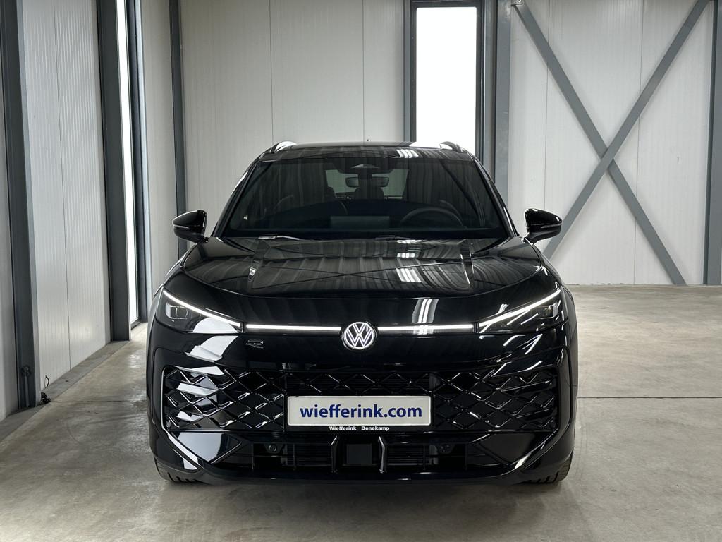 Volkswagen T-Roc 1.5 eTsi R-Line First Edition | IQ light |, Auto's, Volkswagen, Zwart, 4 cilinders, Leder en Stof, Zwart