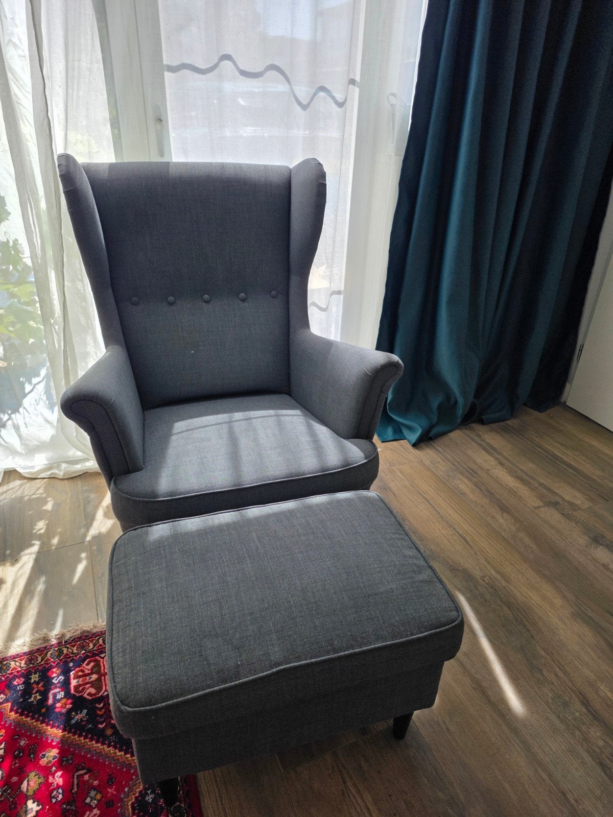 Grijze IKEA STRANDMON fauteuil met voetenbank, Huis en Inrichting, Ophalen, Modern klassiek, 75 tot 100 cm, Zo goed als nieuw