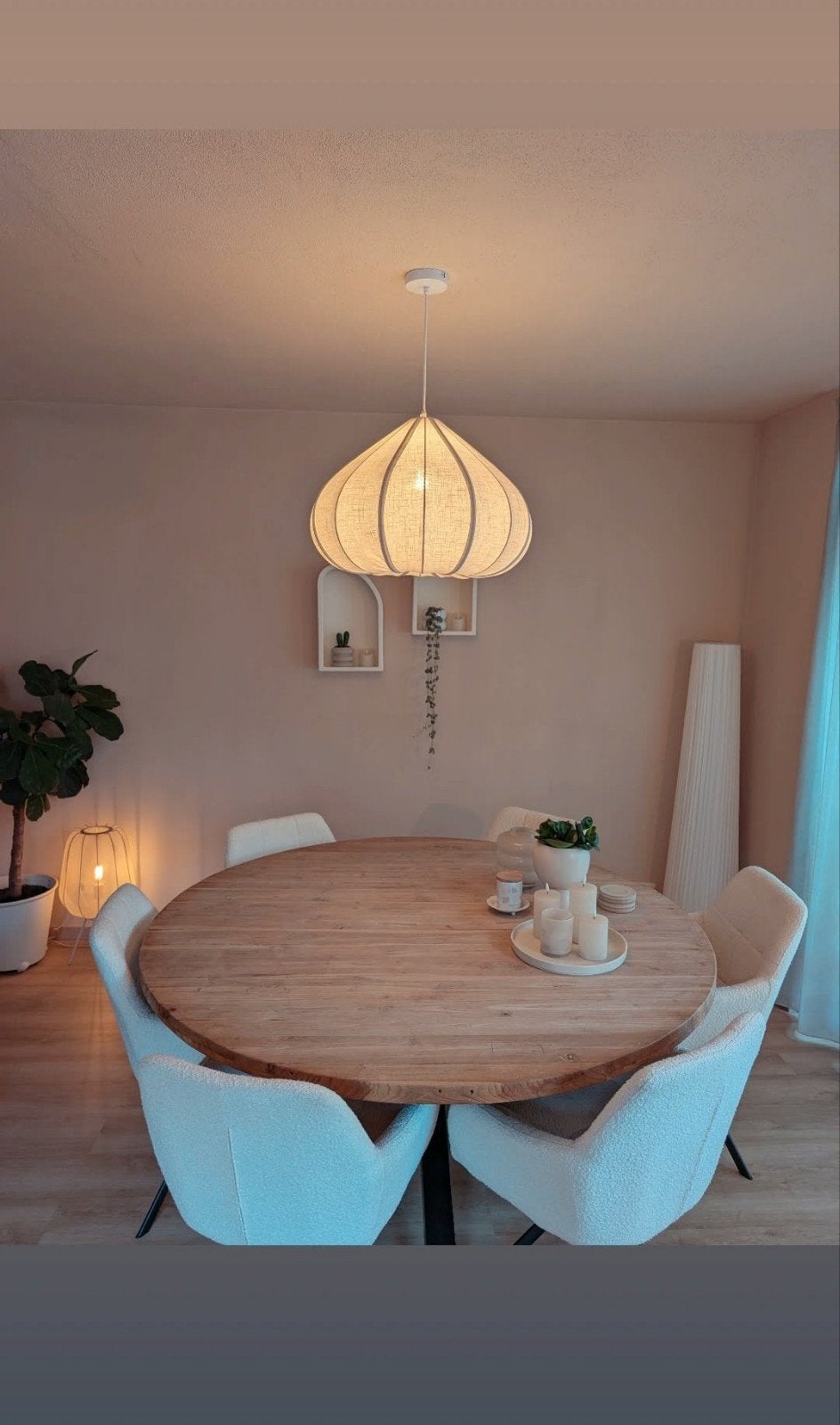 Massieve ronde eettafel met 6 draaibare teddy stoelen