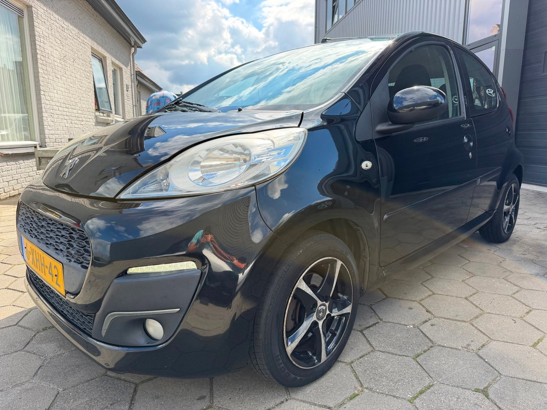 Peugeot 107 1.0 Active - 5 Deurs - LED - N.a.p - New Apk - A, Voorwielaandrijving, Stof, Gebruikt, Zwart