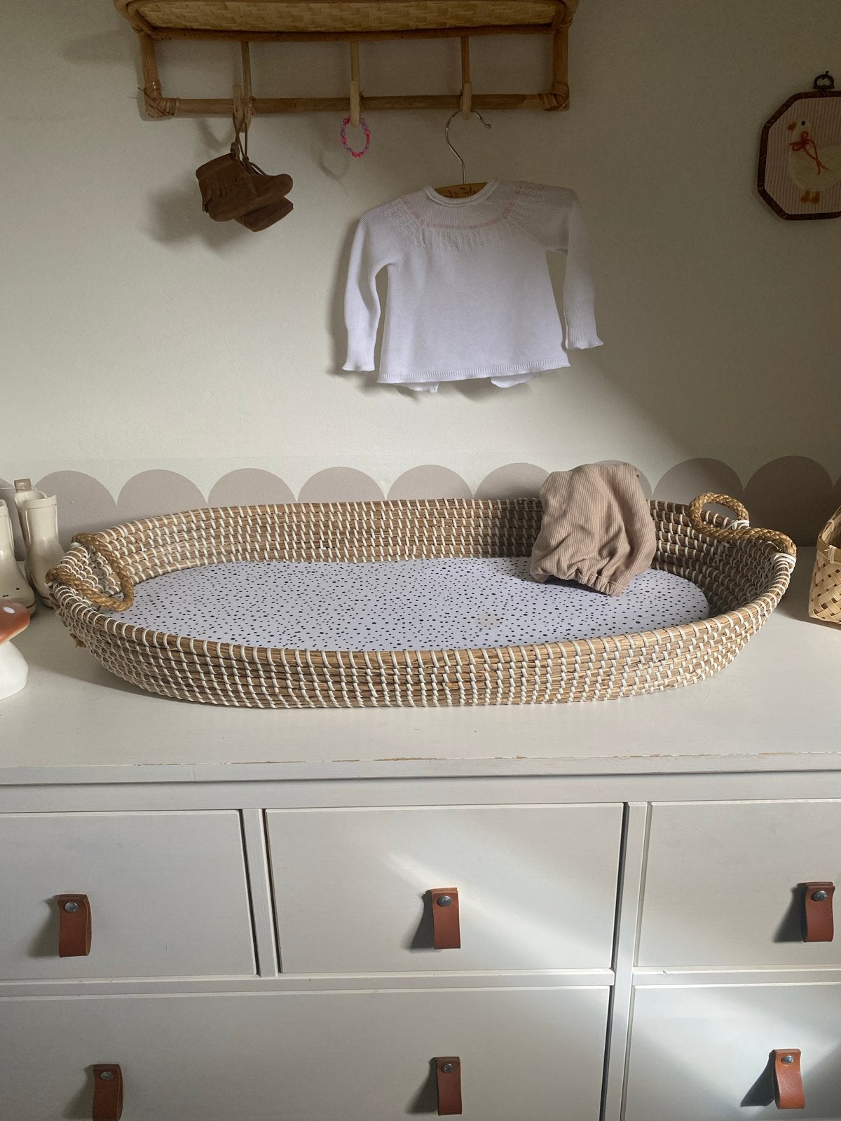 Rotan verschoonmandje met matrasje en hoesjes, Overige merken, Aankleedkussen, Ophalen of Verzenden, Zo goed als nieuw